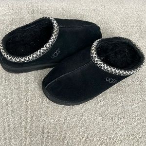 Ugg slippers size 6